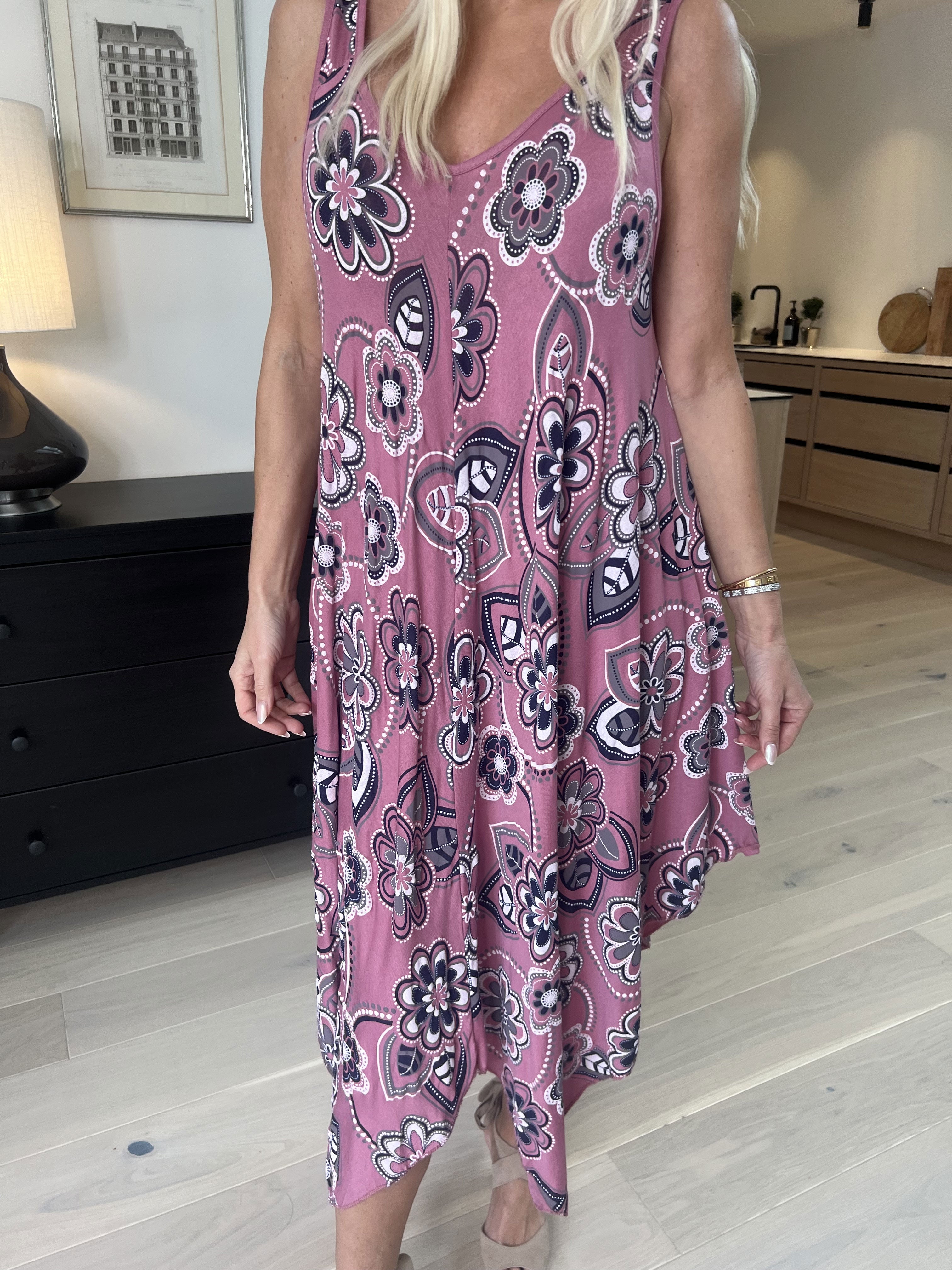 Veronica Flower - Sommarklänning med blommigt tryck och breda axelband